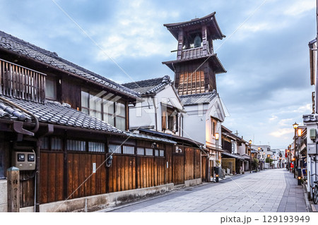 時の鐘を見る早朝の川越鐘つき通り 129193949