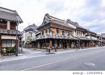 趣ある建物が建ち並ぶ早朝の川越蔵造りの町並み 趣ある建物が建ち並ぶ早朝の川越蔵造りの町並み 129193954
