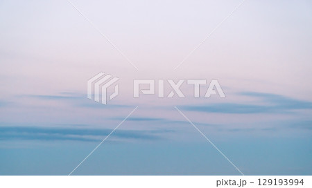 夕空 雲がたなびく東の空　a-3 低コントラスト 129193994