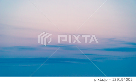 夕空 雲がたなびく東の空 c-2 暖色寒色強調 夕空 雲がたなびく東の空 c-2 暖色寒色強調 129194003