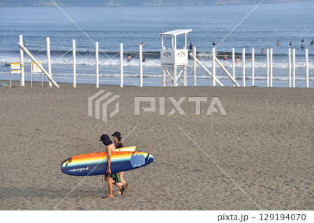 片瀬西浜海岸のマリンスポーツエリア区分の白杭 片瀬西浜海岸のマリンスポーツエリア区分の白杭 129194070
