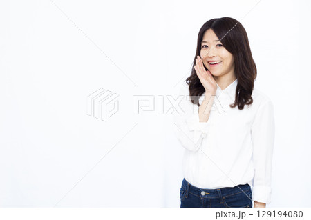 ささやいている女性 129194080