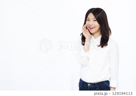 呼びかけている女性 129194113