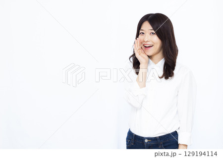 呼びかけている女性 呼びかけている女性 129194114