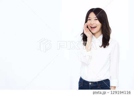 呼びかけている女性 呼びかけている女性 129194116