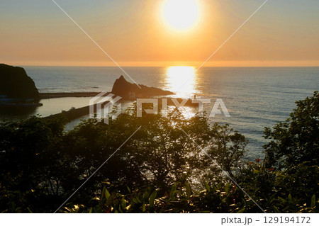 沈みゆく夕日・夕陽台展望台（北海道・斜里町） 129194172