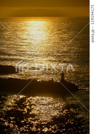 沈みゆく夕日・夕陽台展望台（北海道・斜里町） 129194175