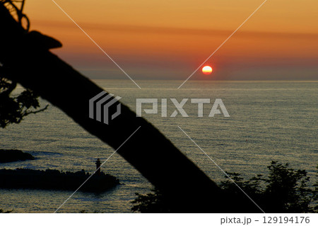 沈みゆく夕日・夕陽台展望台（北海道・斜里町） 129194176