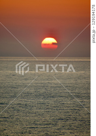 沈みゆく夕日・夕陽台展望台（北海道・斜里町） 129194178
