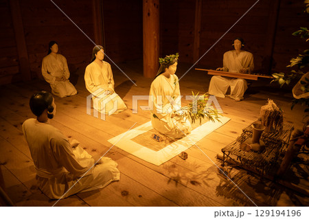 【佐賀県】吉野ヶ里遺跡　北内郭主祭殿で行われた儀式（再現） 129194196