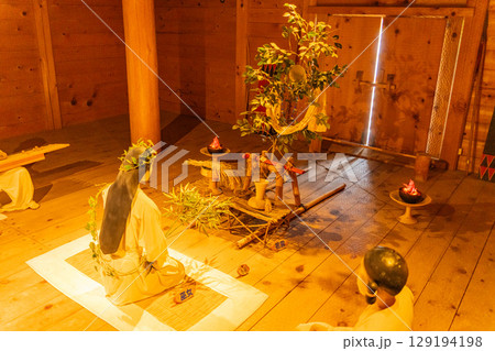 【佐賀県】吉野ヶ里遺跡 北内郭主祭殿で行われた儀式(再現) 【佐賀県】吉野ヶ里遺跡 北内郭主祭殿で行われた儀式(再現) 129194198