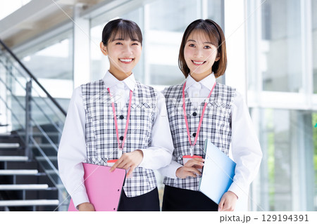 医療　事務員の制服を着ている女性のポートレート 129194391