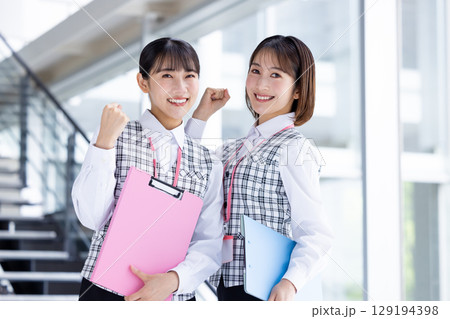 医療　事務員の制服を着ている女性のポートレート 129194398