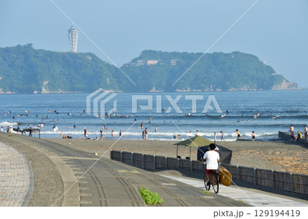 鵠沼海岸遊歩道を自転車で移動するサーファー 鵠沼海岸遊歩道を自転車で移動するサーファー 129194419