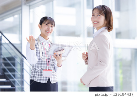 医療 案内をしているスタッフ 医療 案内をしているスタッフ 129194437
