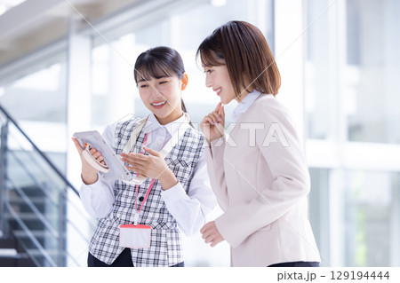 医療　案内をしているスタッフ 129194444