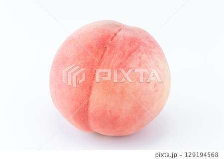白背景に1個の桃（あかつき） 129194568