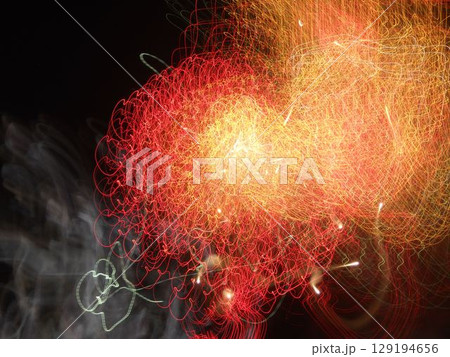 抽象的な赤い炎の輪 129194656