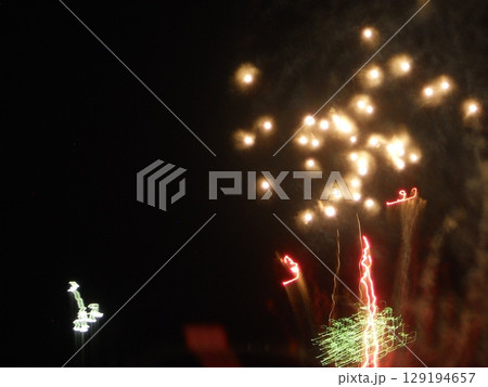 神宮外苑花火大会のオレンジ一色で美しく放物線を描く花火 神宮外苑花火大会のオレンジ一色で美しく放物線を描く花火 129194657