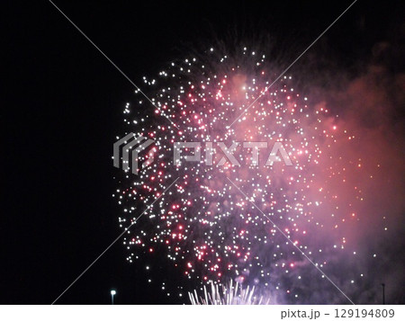 夜空に広がる花火 夜空に広がる花火 129194809