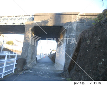 高架下から見上げる道路 高架下から見上げる道路 129194896