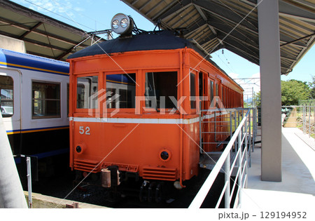 一畑電車出雲大社前駅に停車するレトロなデハニ50形52号車 129194952