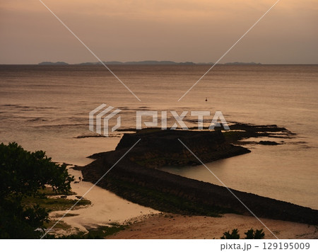 夕焼けと三重城（再現）　沖縄県読谷村 129195009