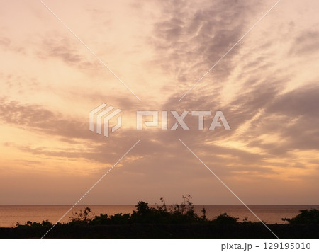 沖縄県読谷村の夕景 129195010