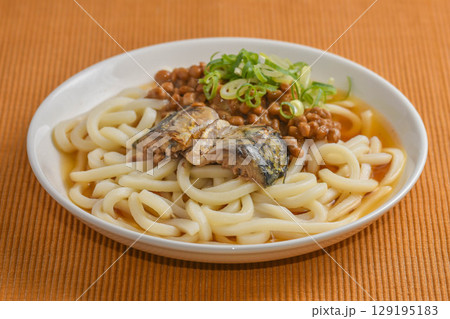 栄養たっぷり 鯖缶と納豆の冷しうどん 栄養たっぷり 鯖缶と納豆の冷しうどん 129195183