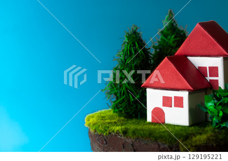 禍々しい青空のホラーチックな断崖の上の住宅 129195221