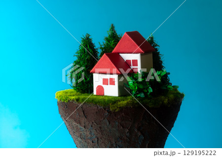 禍々しい青空のホラーチックな断崖の上の住宅 129195222