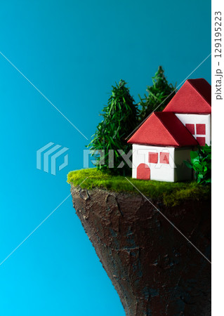 禍々しい青空のホラーチックな断崖の上の住宅 129195223