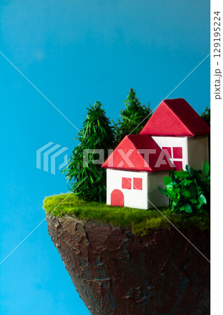禍々しい青空のホラーチックな断崖の上の住宅 129195224