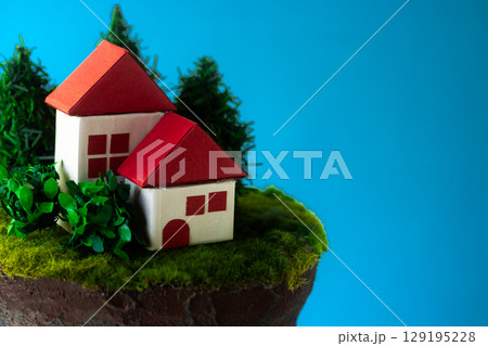 禍々しい青空のホラーチックな断崖の上の住宅 129195228