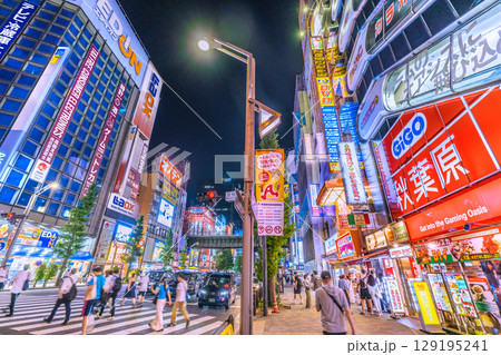 日本の東京都市景観8月インバウンド続く…夜でも外国人観光客らで賑わう秋葉原=3日、19時35分 日本の東京都市景観8月インバウンド続く…夜でも外国人観光客らで賑わう秋葉原=3日、19時35分 129195241
