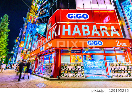 日本の東京都市景観8月インバウンド続く…夜でも外国人観光客らで賑わう秋葉原＝3日、19時50分 129195256