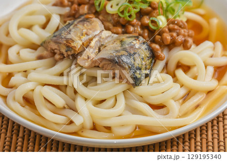 　栄養たっぷり　鯖缶と納豆の冷しうどん 129195340