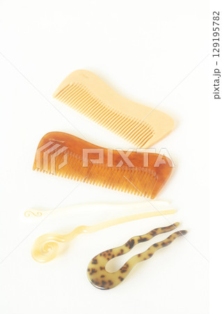 オールドプラスティックのコームとシニヨン用髪留め 129195782