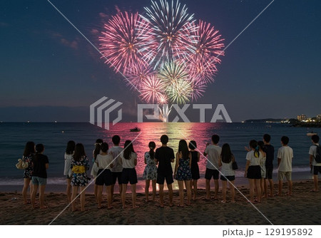 ビーチで花火大会を楽しむ若者たち ビーチで花火大会を楽しむ若者たち 129195892