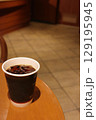 夜のカフェでアイスコーヒーを飲む 129195945