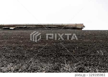 茅葺屋根のある古民家 129195961