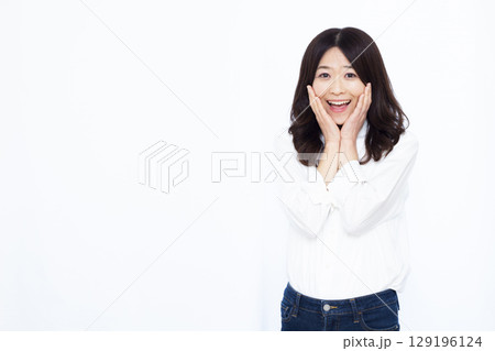 笑顔でビックリおどろく女性 笑顔でビックリおどろく女性 129196124