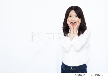 笑顔でビックリおどろく女性 笑顔でビックリおどろく女性 129196128