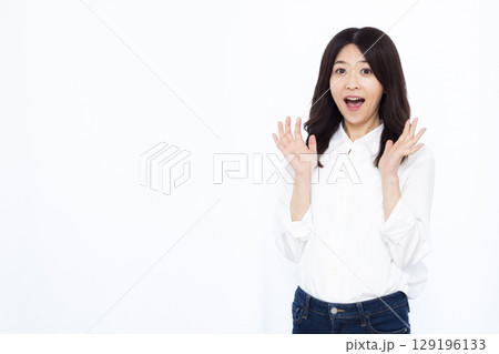 笑顔でビックリおどろく女性 笑顔でビックリおどろく女性 129196133
