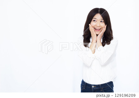 笑顔でビックリおどろく女性 笑顔でビックリおどろく女性 129196209