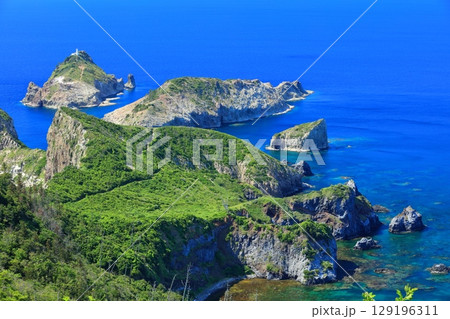 【島根県】晴天の隠岐の島の白島海岸（島後） 129196311