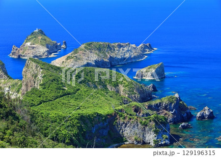 【島根県】晴天の隠岐の島の白島海岸（島後） 129196315