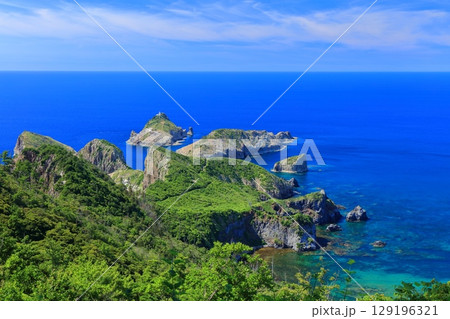 【島根県】晴天の隠岐の島の白島海岸（島後） 129196321