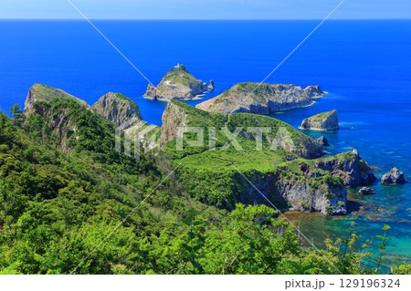 【島根県】晴天の隠岐の島の白島海岸（島後） 129196324