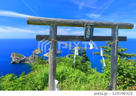 【島根県】晴天の隠岐の島の白島神社(島後) 【島根県】晴天の隠岐の島の白島神社(島後) 129196328